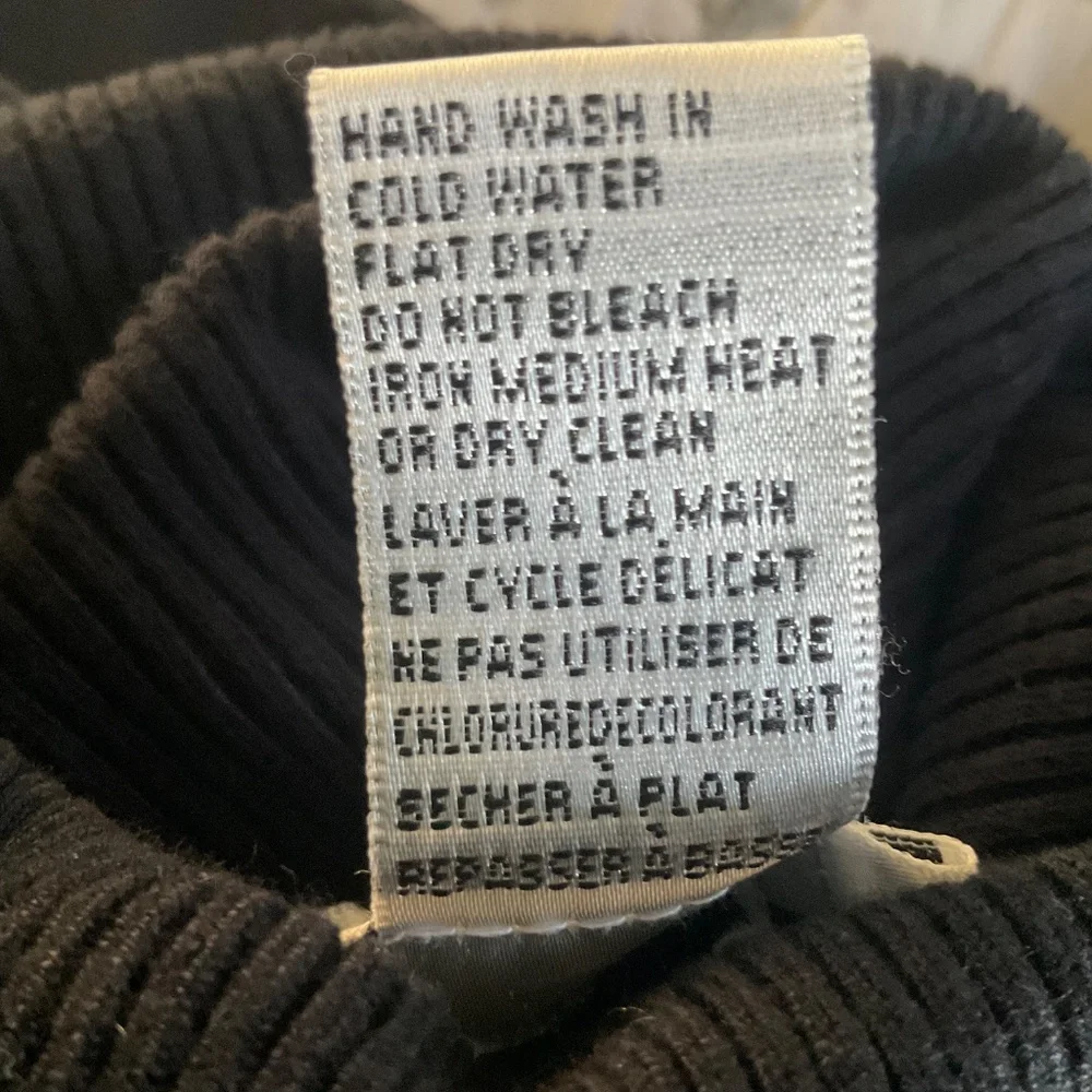 JOSEPH A. Classic Turtle Neck Sweater Black Medium - Picture 6 of 6